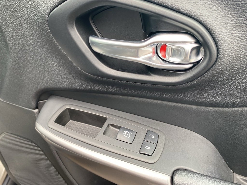 Used 2021 Jeep Cherokee Latitude Lux w/ Comfort/Convenience Group image 13