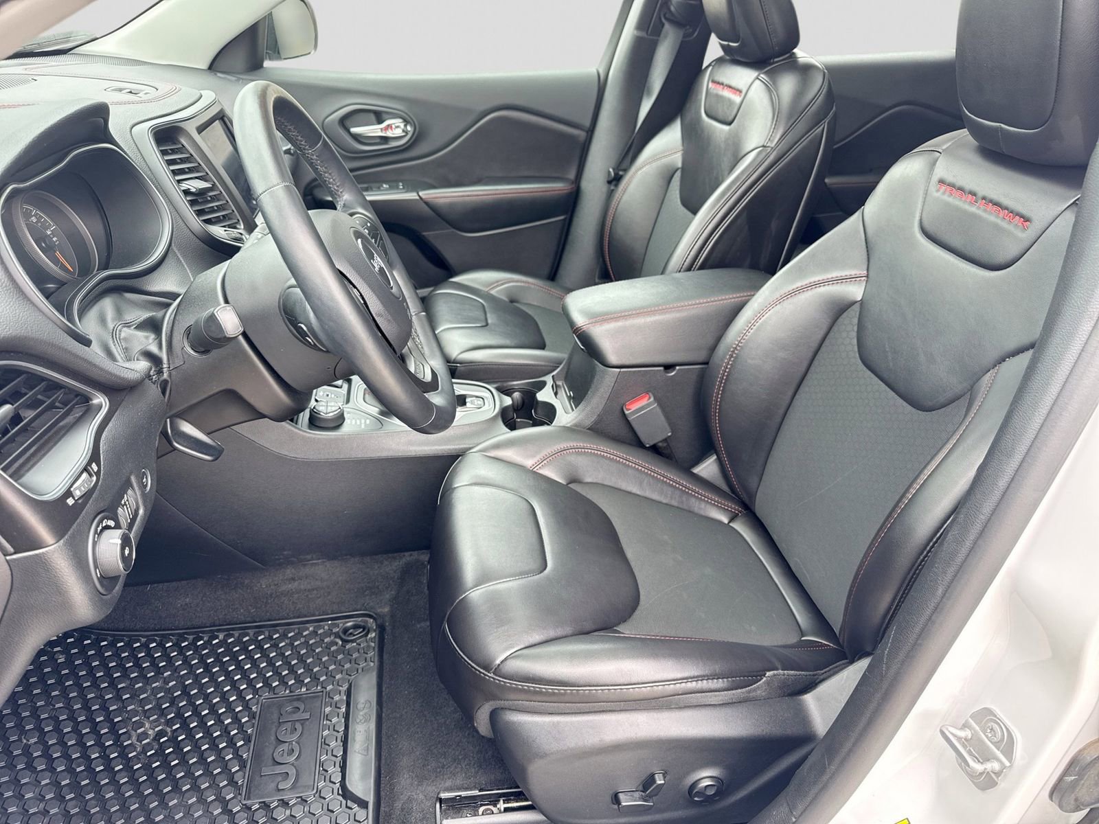 Used 2019 Jeep Cherokee Trailhawk w/ Comfort/Convenience Group AWD/4WD image 19