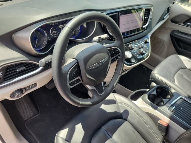Used 2023 Chrysler Pacifica Touring-L FWD image 18