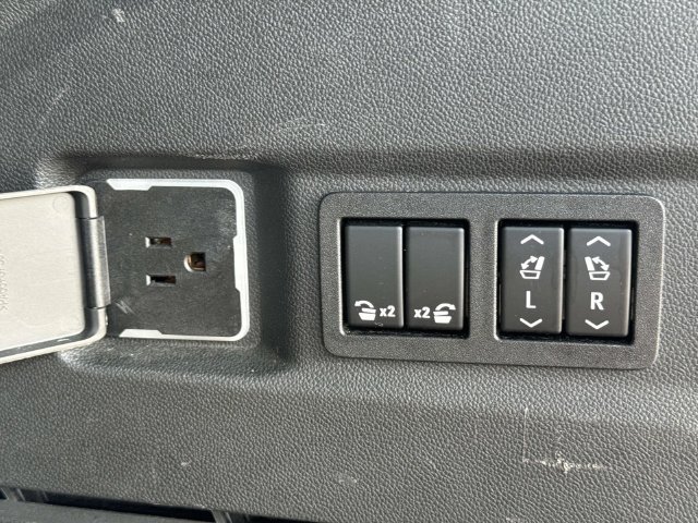 Used 2022 GMC Yukon AT4 w/ Technology Package AWD/4WD image 14