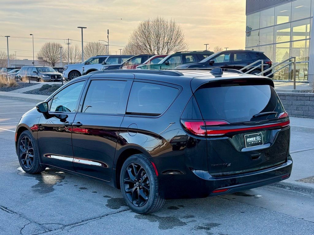 Used 2025 Chrysler Pacifica Limited image 4