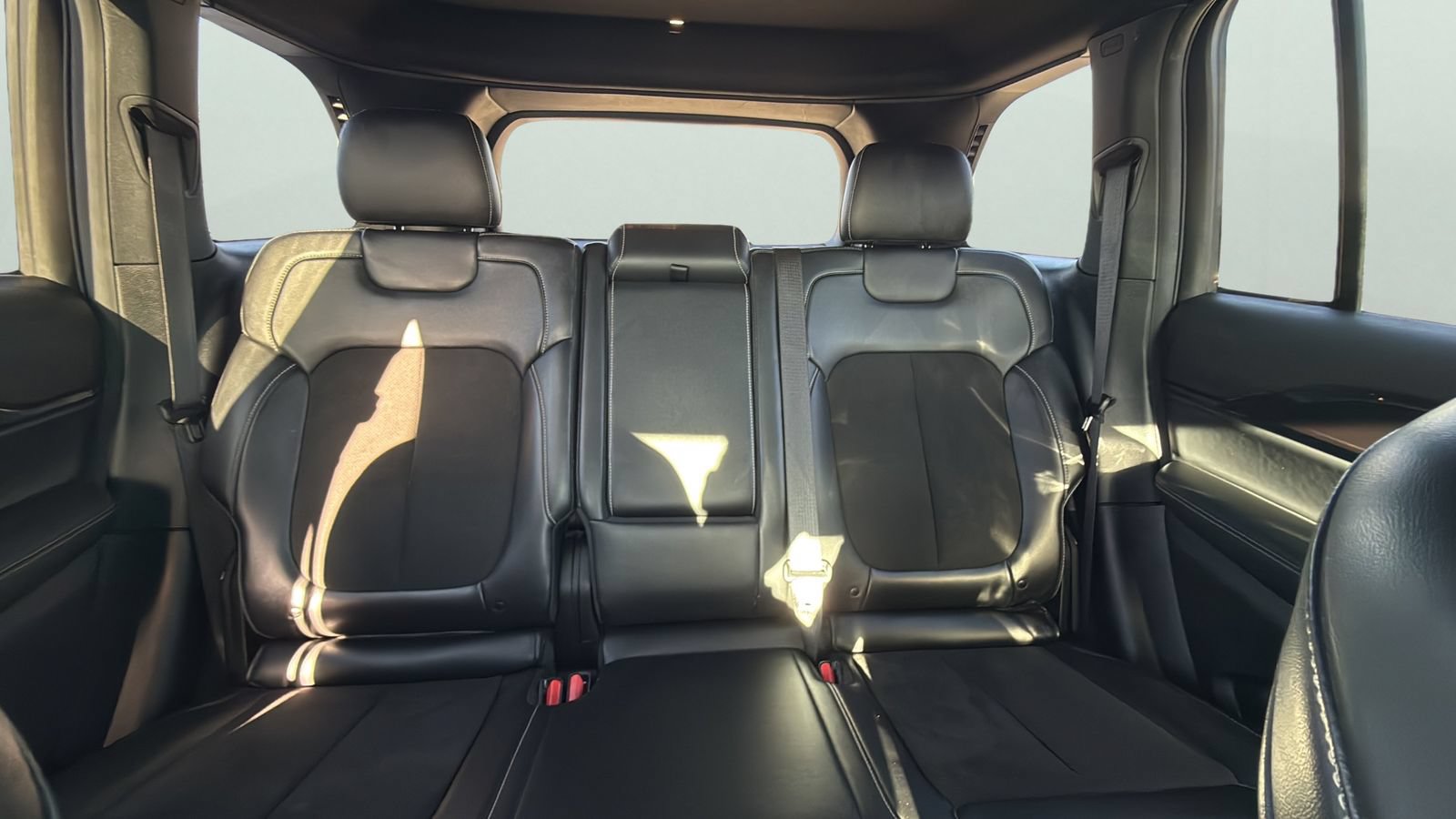 Used 2022 Jeep Grand Cherokee Altitude RWD image 25