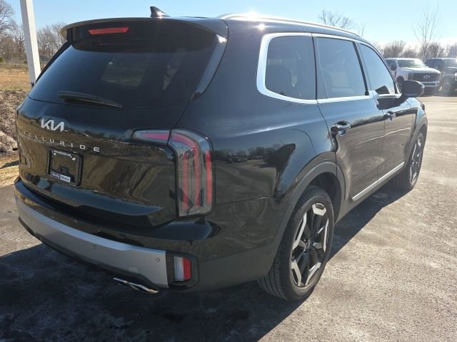 Used 2023 Kia Telluride EX w/ EX Captain's Chair Package image 4