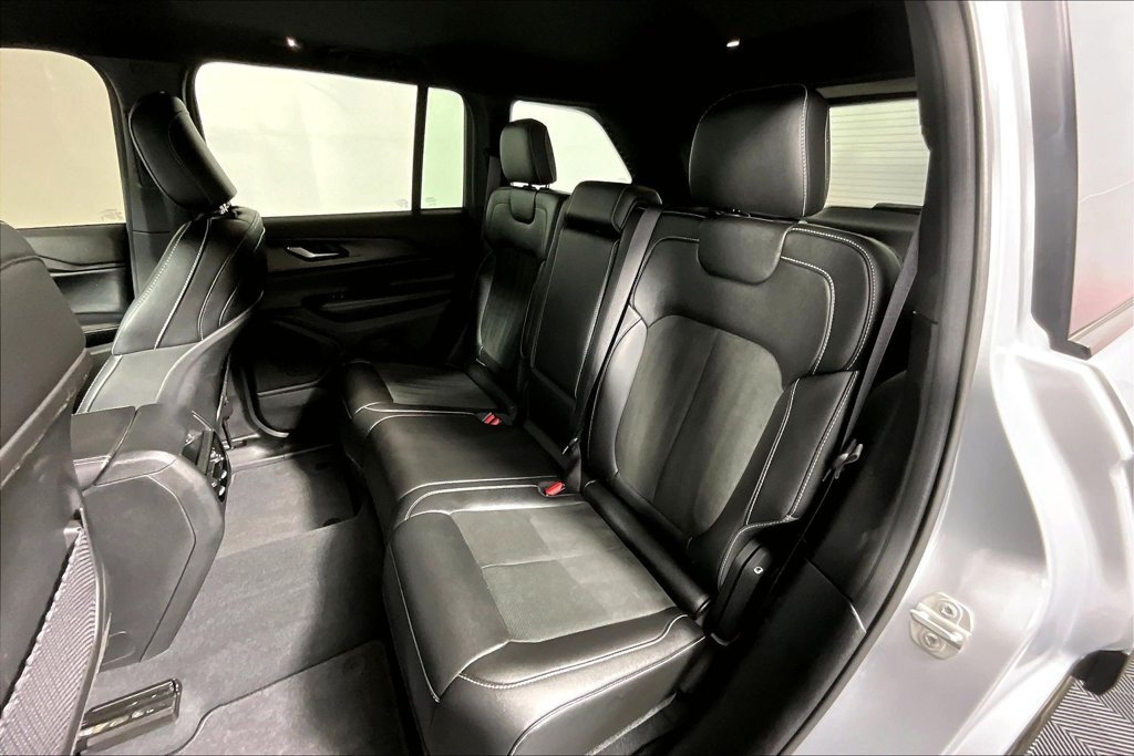Used 2023 Jeep Grand Cherokee Altitude AWD/4WD image 26