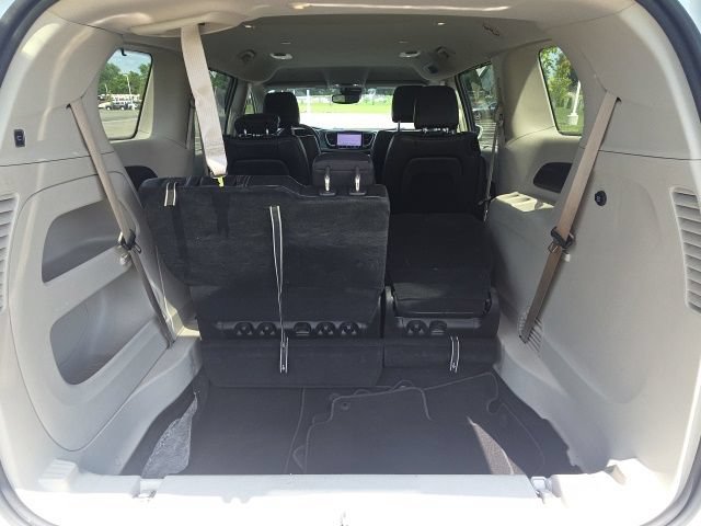 Used 2022 Chrysler Pacifica Touring-L FWD image 11