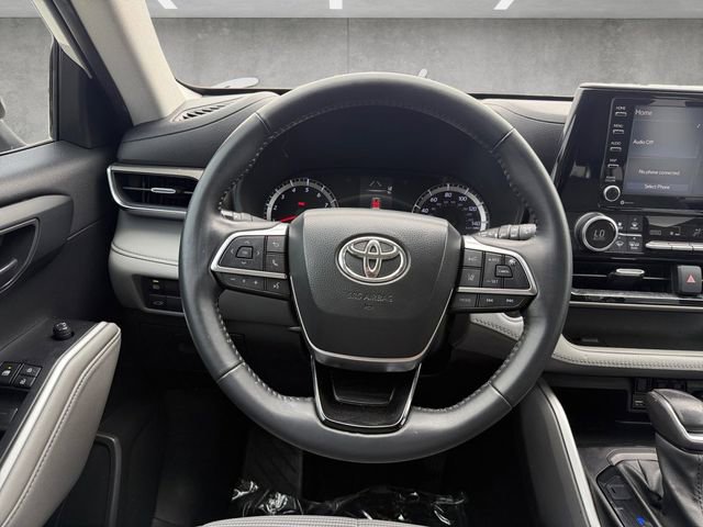 Used 2021 Toyota Highlander LE FWD image 22