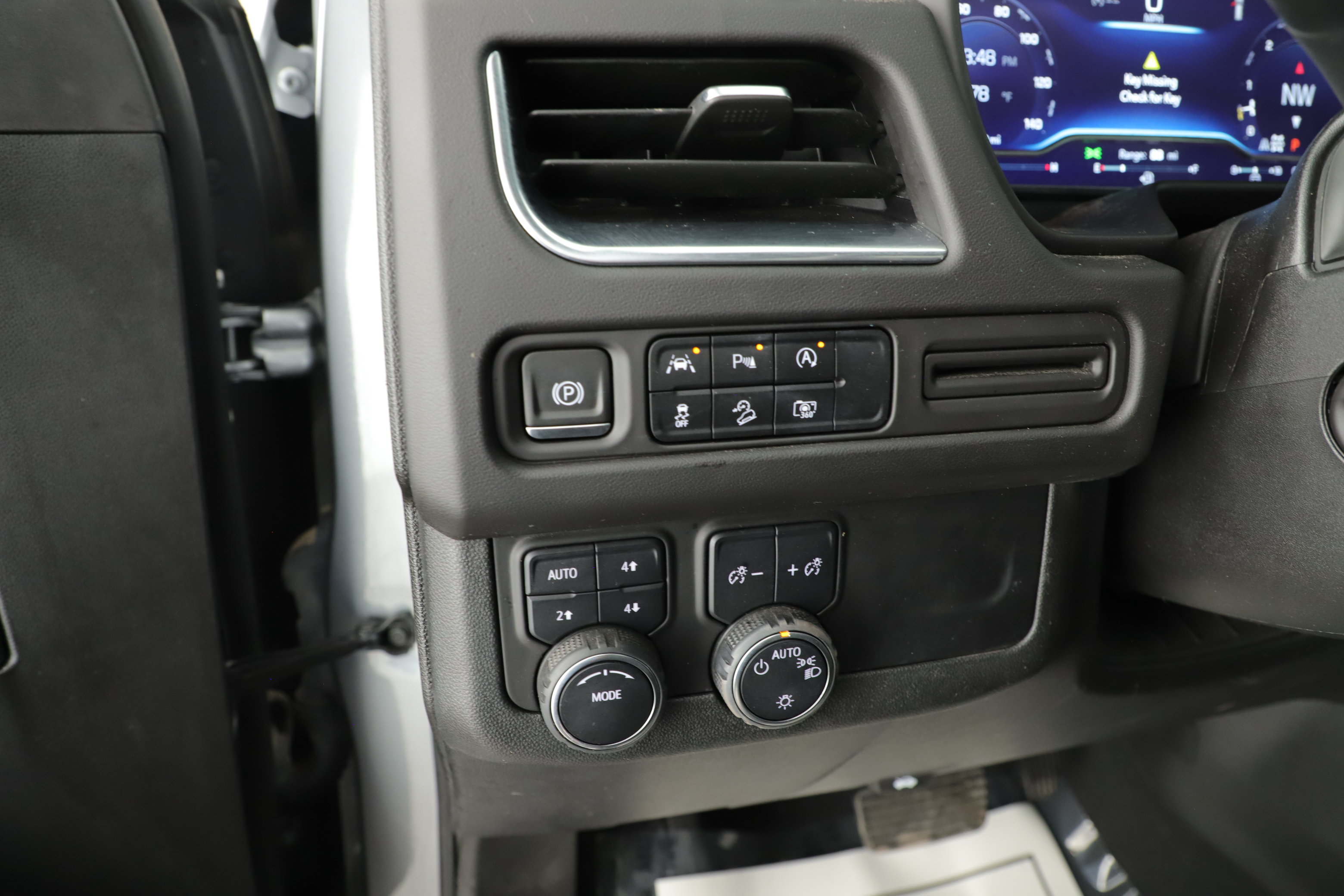 Used 2023 Chevrolet Tahoe Z71 w/ Luxury Package AWD/4WD image 9