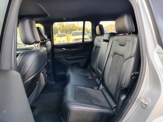 Used 2023 Jeep Grand Cherokee Altitude AWD/4WD image 12