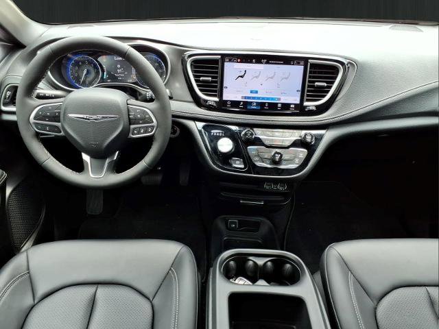 Used 2025 Chrysler Pacifica Select FWD image 17