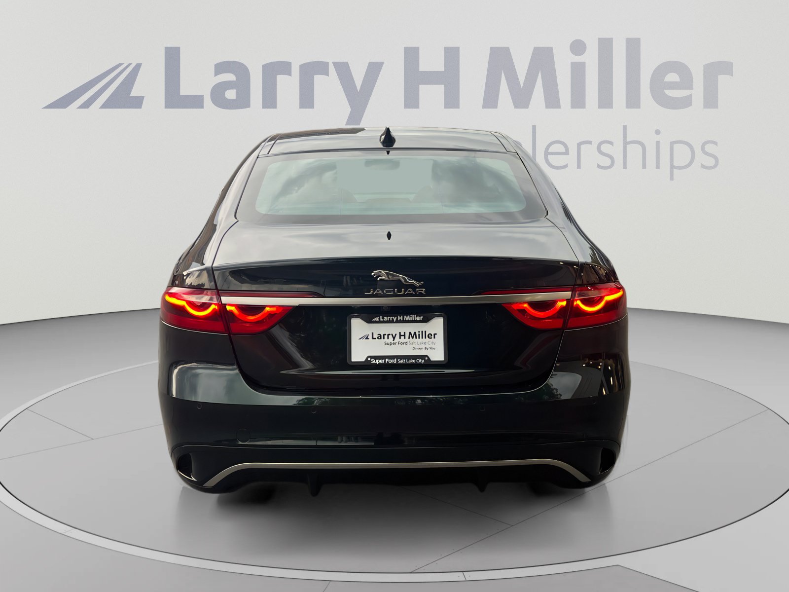 Used 2024 Jaguar XF R-Dynamic SE AWD/4WD image 4