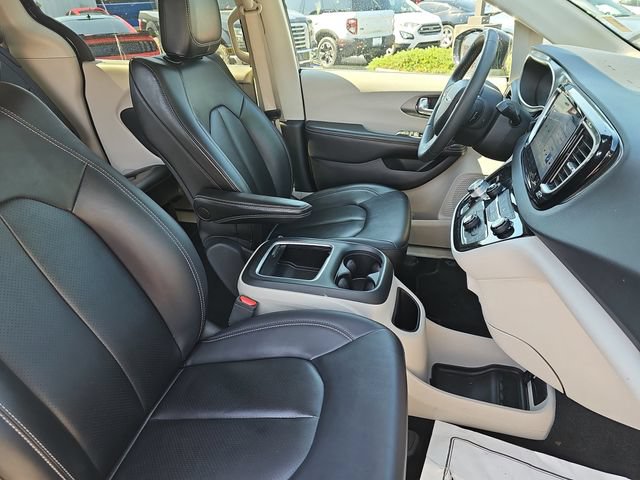 Used 2024 Chrysler Pacifica Touring-L FWD image 11