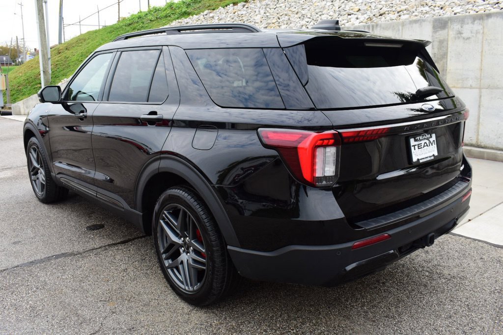 Certified 2025 Ford Explorer ST-Line w/ ST-Line Street Pack AWD/4WD image 7