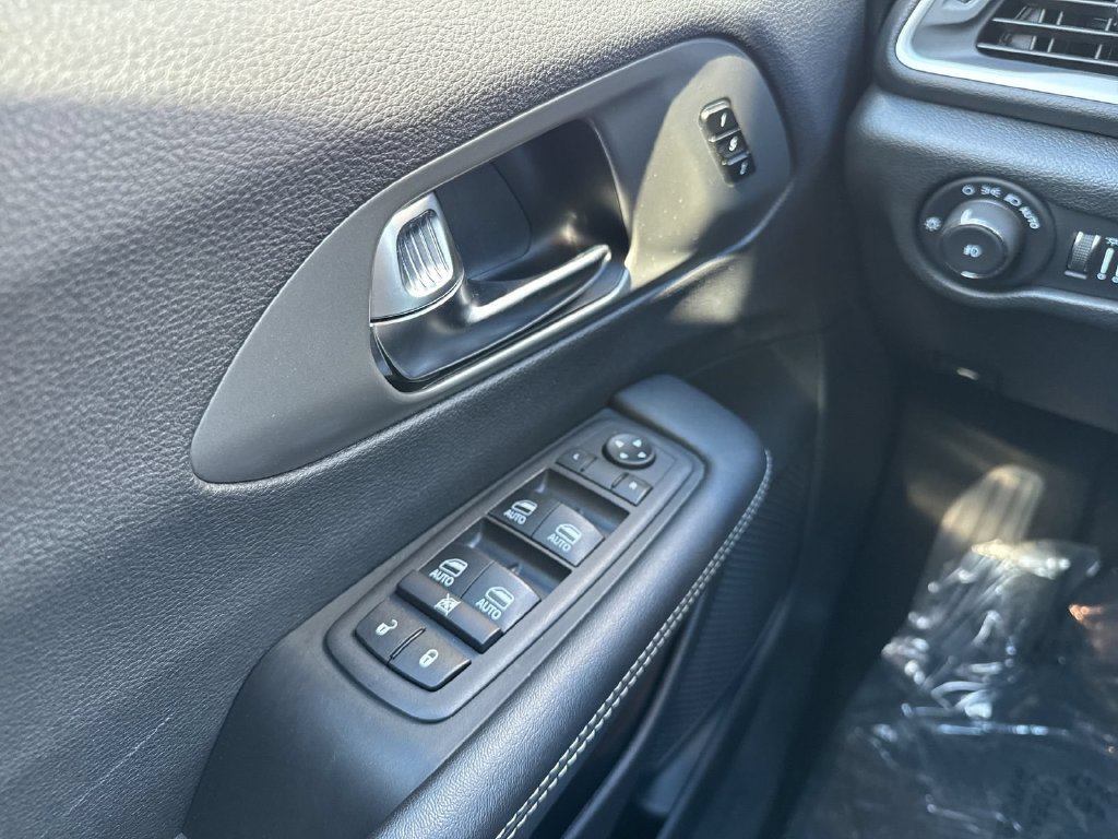 Used 2025 Chrysler Pacifica Select FWD image 14