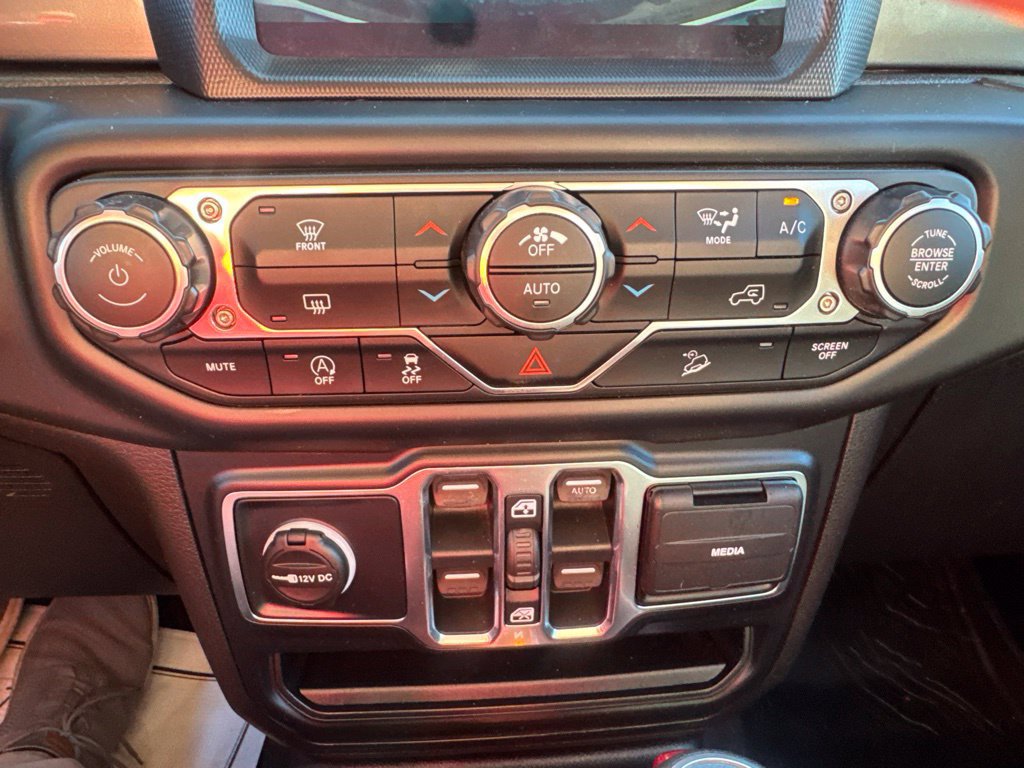 Used 2019 Jeep Wrangler Unlimited Sahara w/ Uconnect 4C Nav & Sound Group AWD/4WD image 21