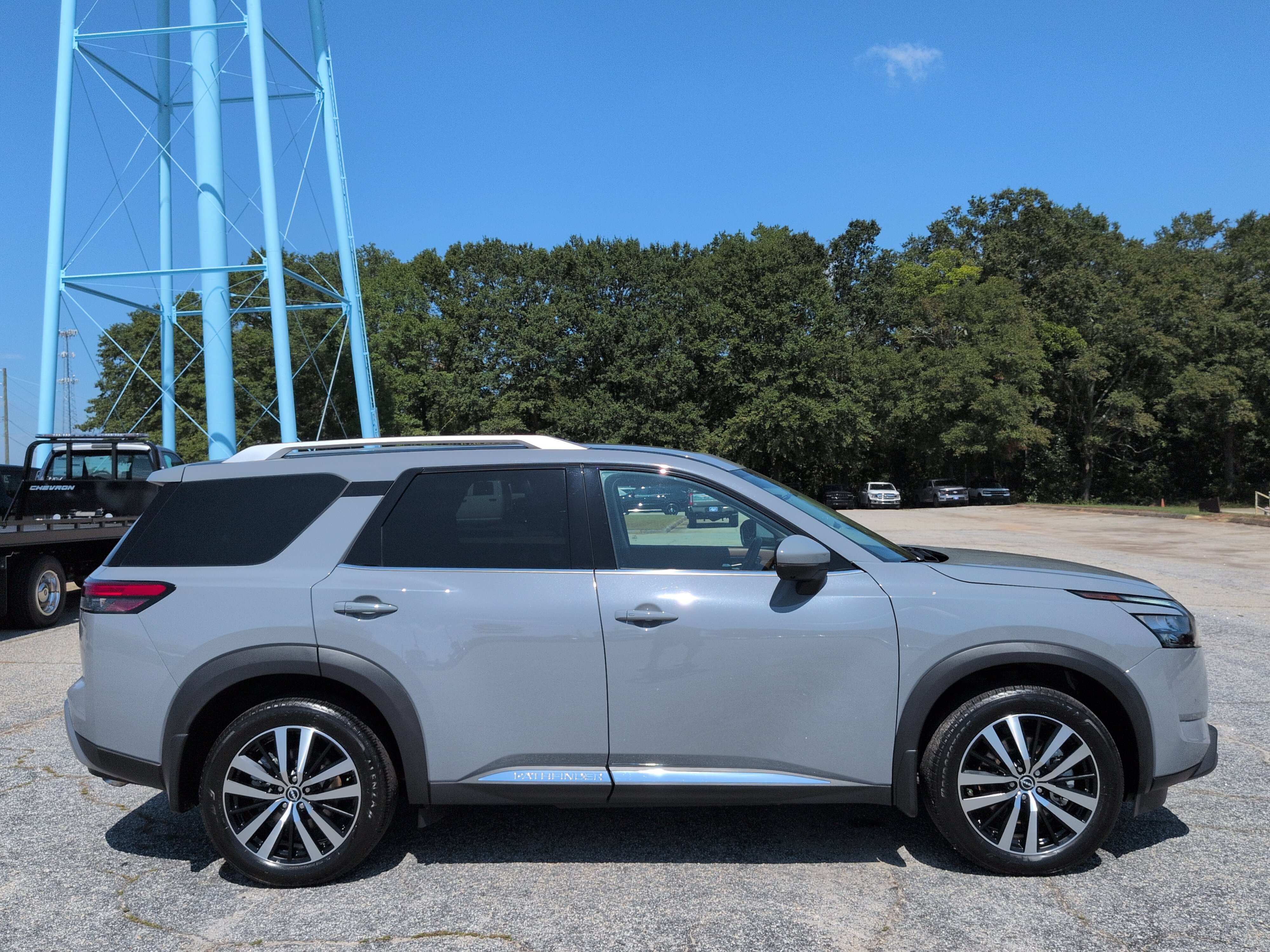 Used 2025 Nissan Pathfinder Platinum FWD image 2