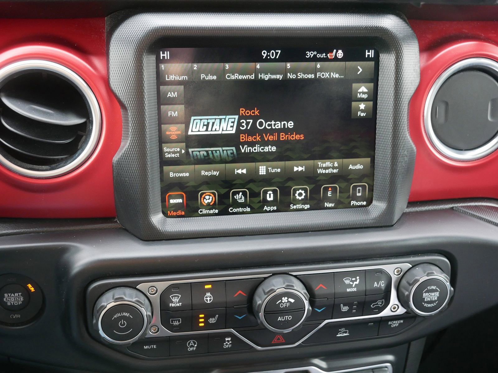 Used 2022 Jeep Wrangler Unlimited Rubicon w/ Cold Weather Group AWD/4WD image 28