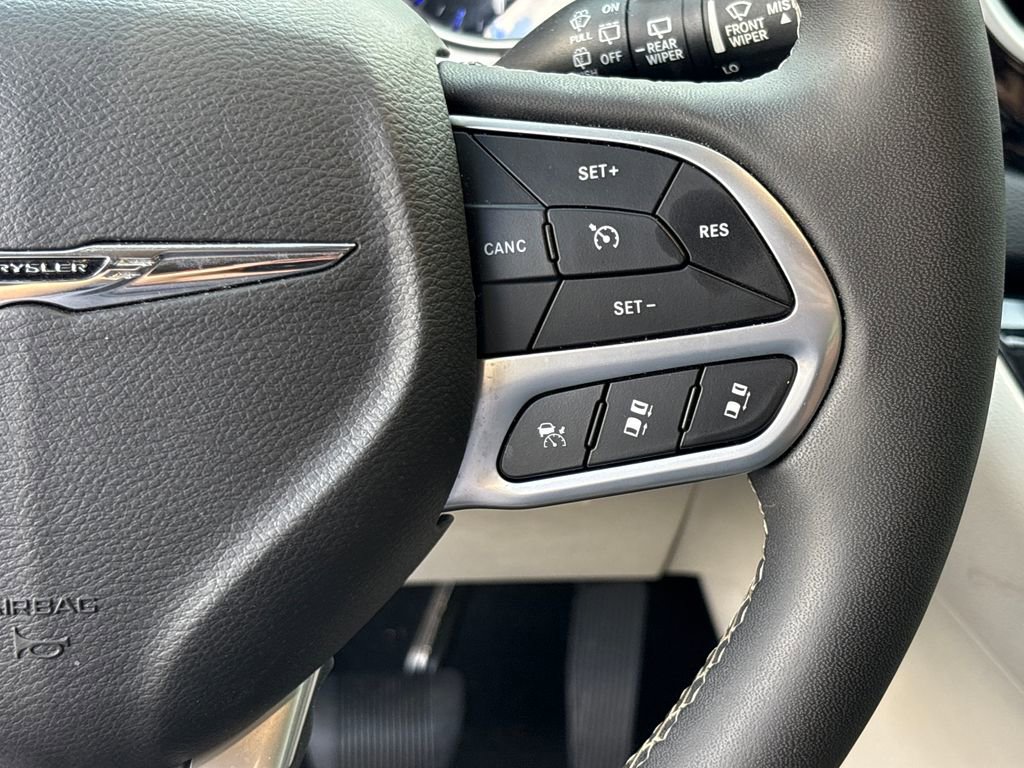Used 2024 Chrysler Pacifica Touring-L FWD image 21