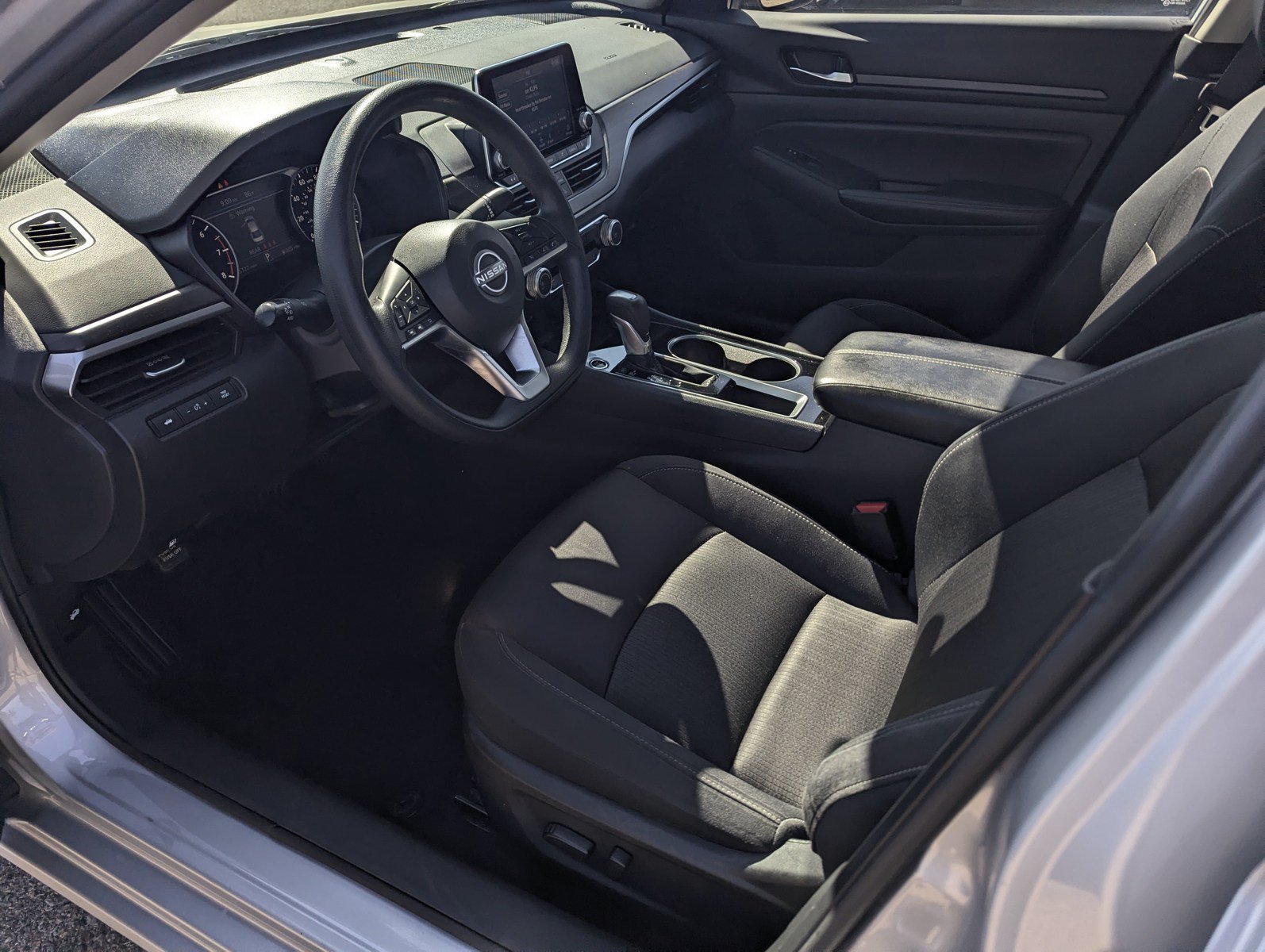 Used 2024 Nissan Altima 2.5 SV FWD image 9