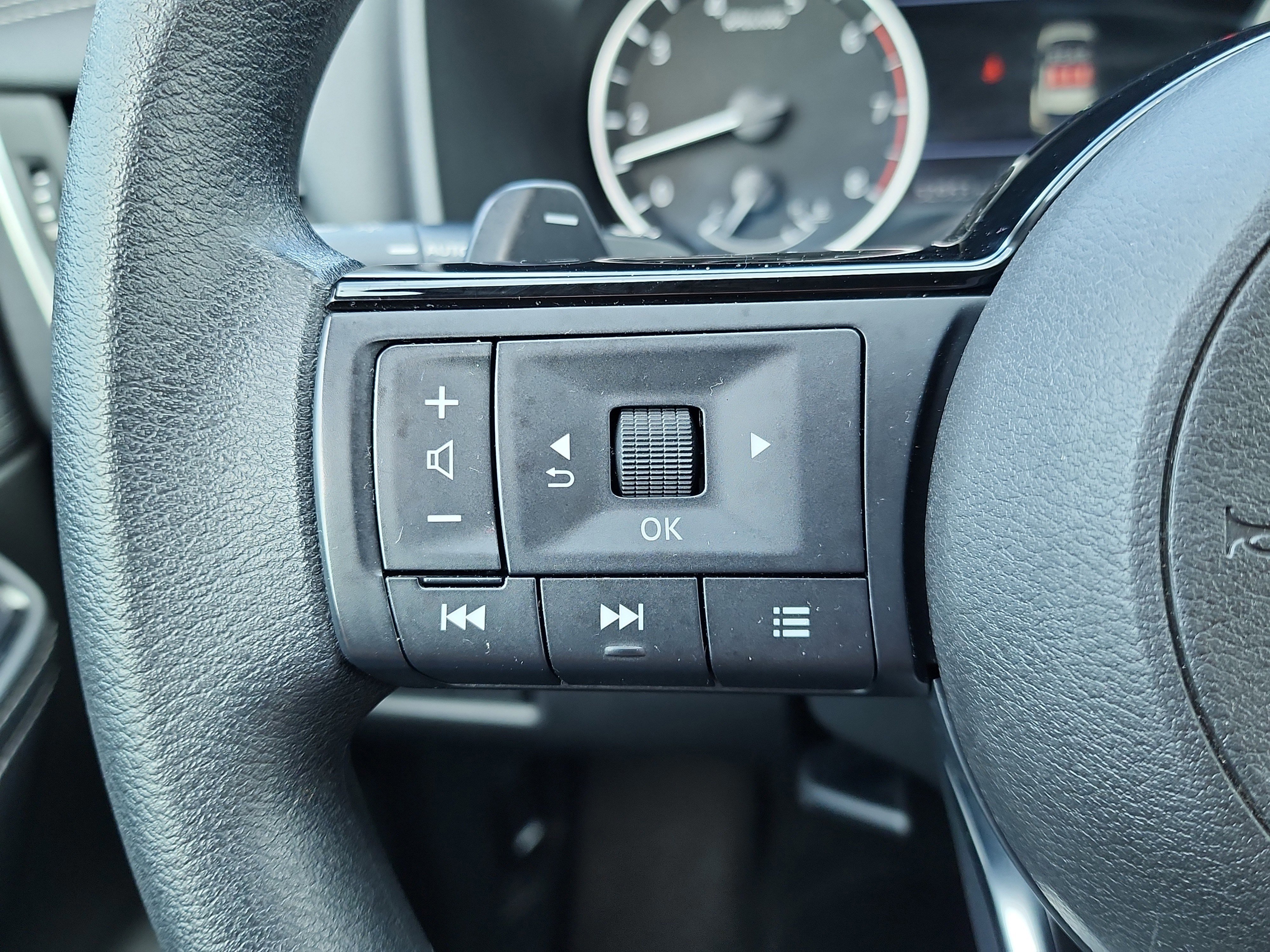 Used 2023 Nissan Rogue SV image 19