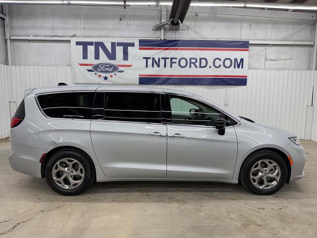Used 2024 Chrysler Pacifica Limited FWD image 1