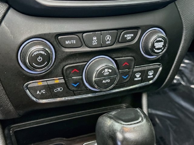 Used 2022 Jeep Cherokee Trailhawk AWD/4WD image 16