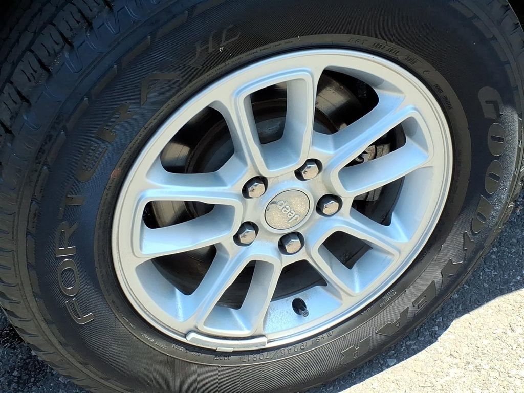 Used 2019 Jeep Grand Cherokee Laredo AWD/4WD image 8