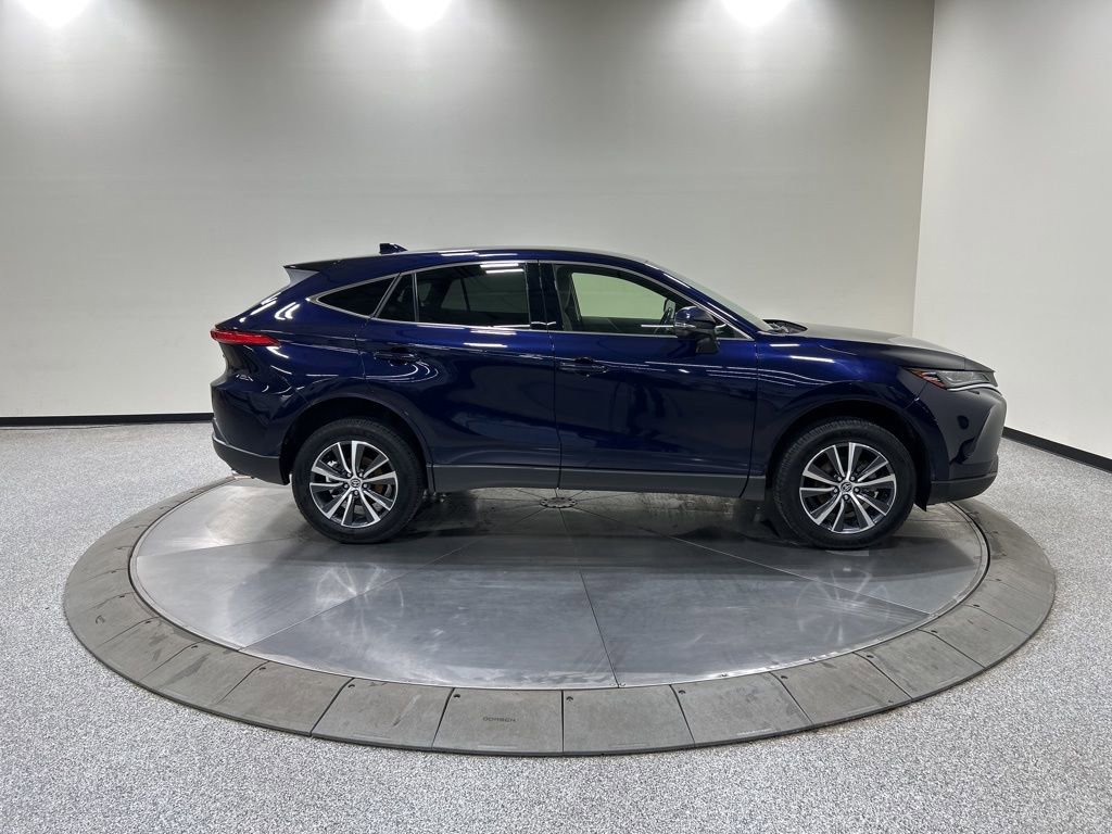 Used 2022 Toyota Venza LE image 5