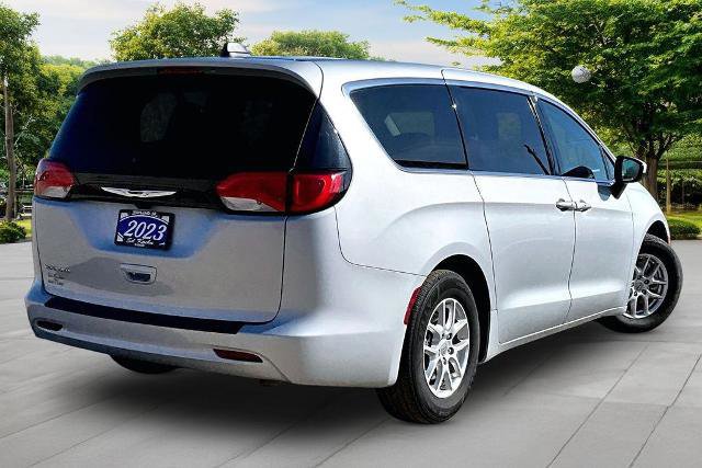Used 2023 Chrysler Voyager LX image 4