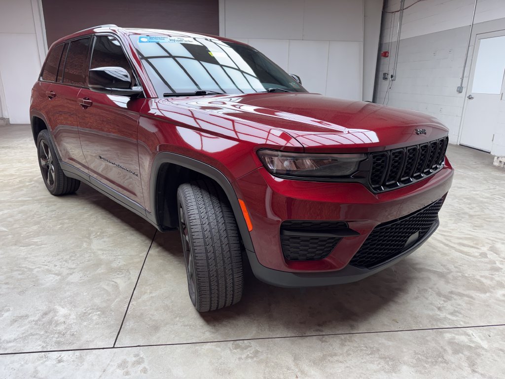 Used 2023 Jeep Grand Cherokee Altitude AWD/4WD image 6