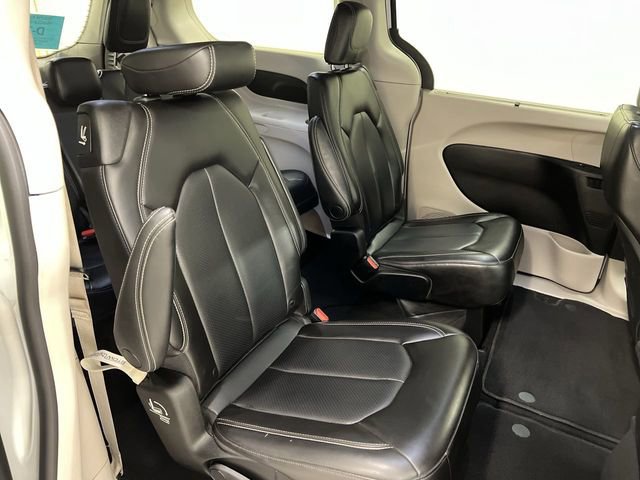 Used 2023 Chrysler Pacifica Touring-L image 6