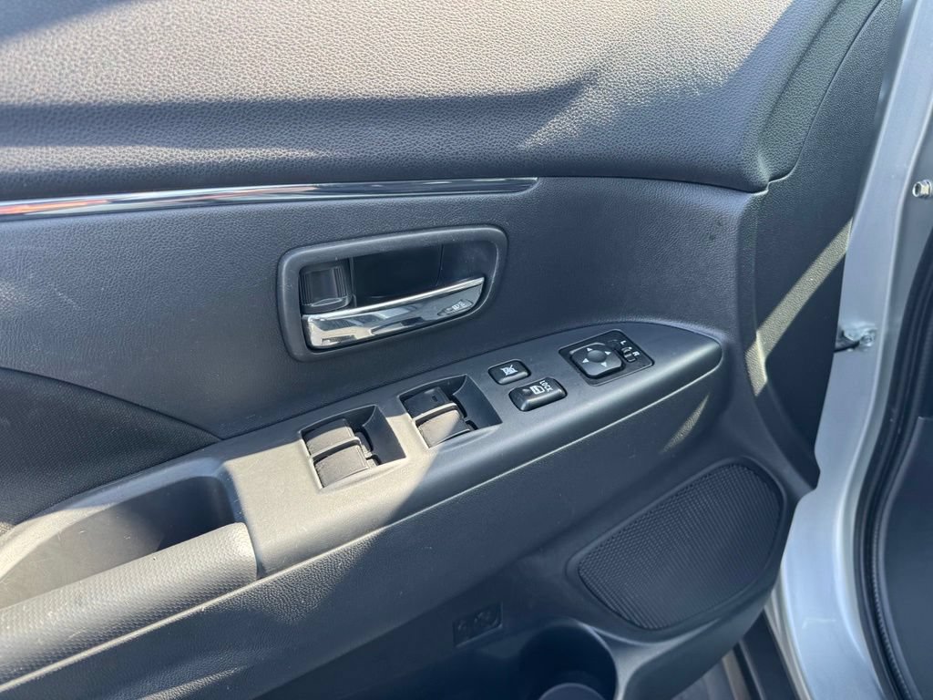 Used 2025 Mitsubishi Outlander Sport SE AWD/4WD image 3