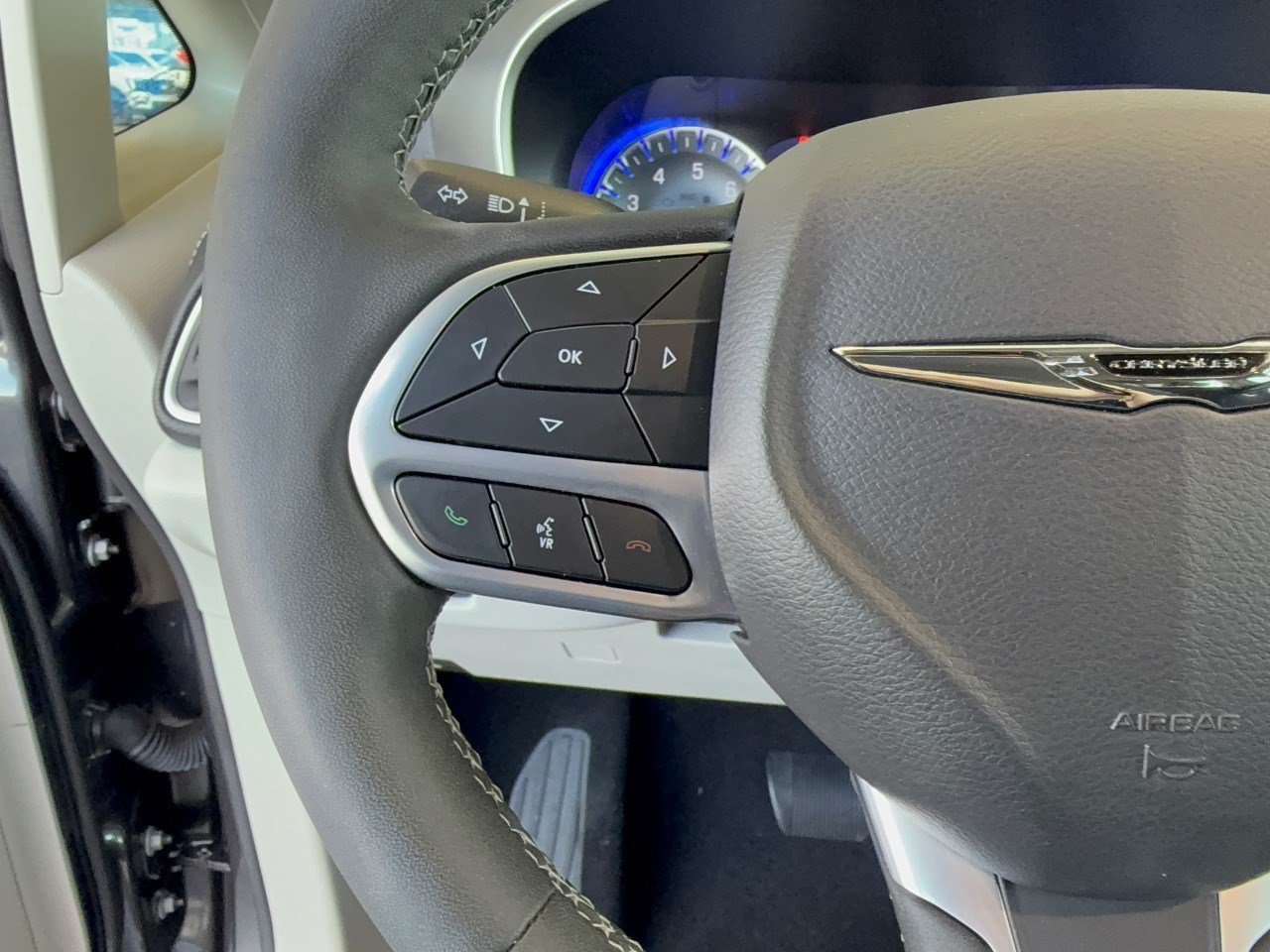 Used 2023 Chrysler Pacifica Touring-L FWD image 18