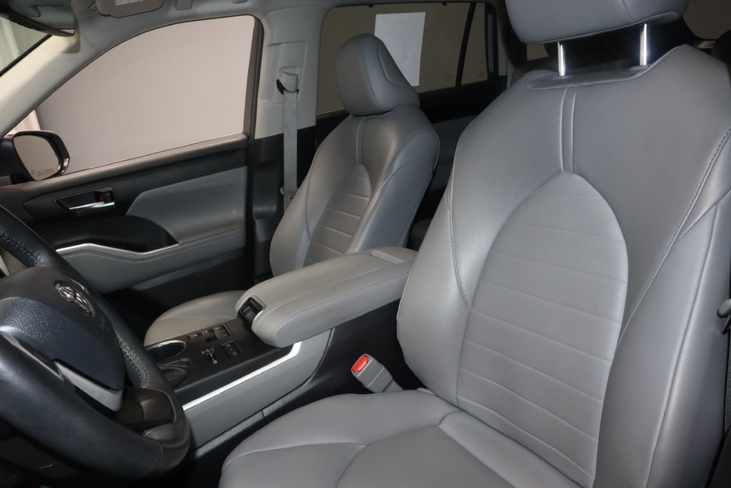 Used 2023 Toyota Highlander XLE AWD/4WD image 26