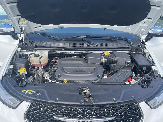 Used 2023 Chrysler Pacifica Limited AWD/4WD image 11