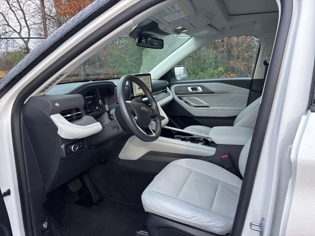 Certified 2025 Ford Explorer Platinum w/ Ultimate Package image 13