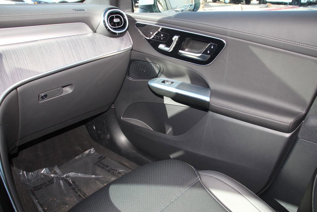 Used 2025 Mercedes-Benz GLC 300 4MATIC image 19