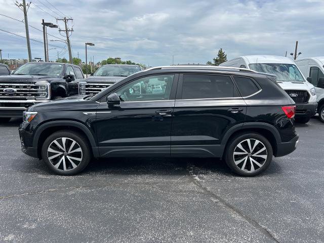 Used 2022 Volkswagen Taos SE w/ Panoramic Sunroof Package AWD/4WD image 4