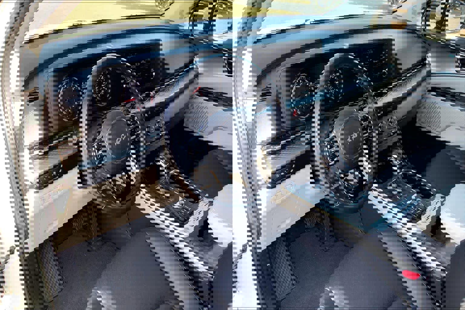 Used 2023 Kia Carnival LX image 16