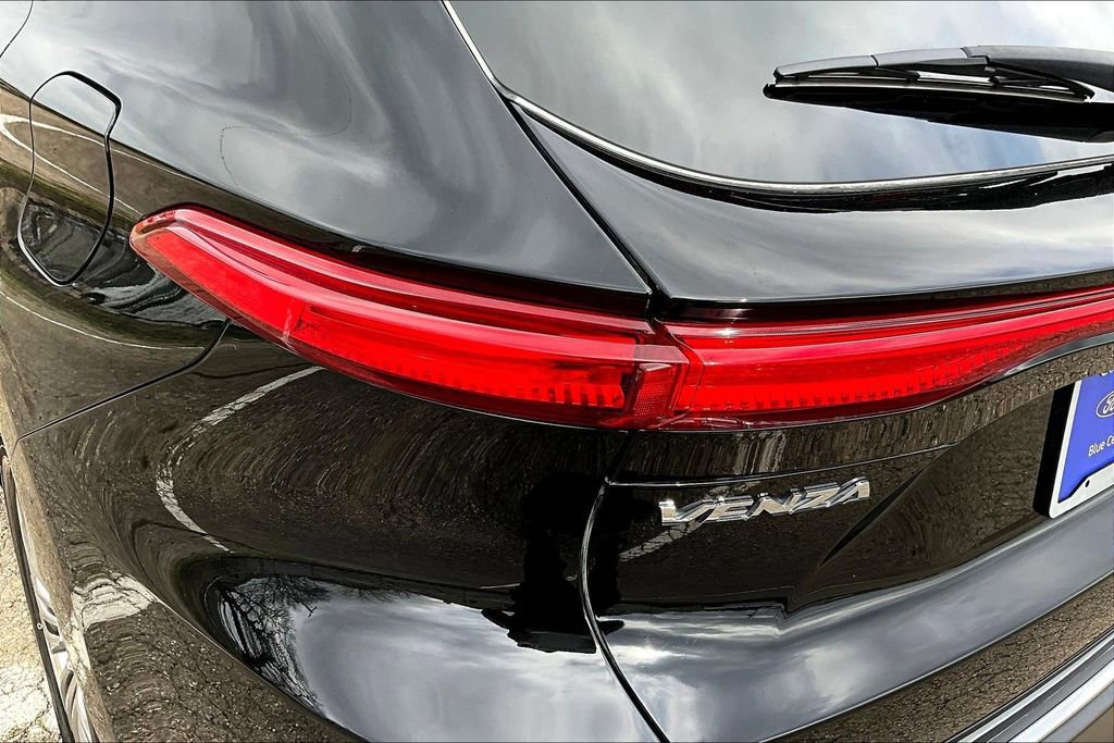 Used 2022 Toyota Venza XLE image 30