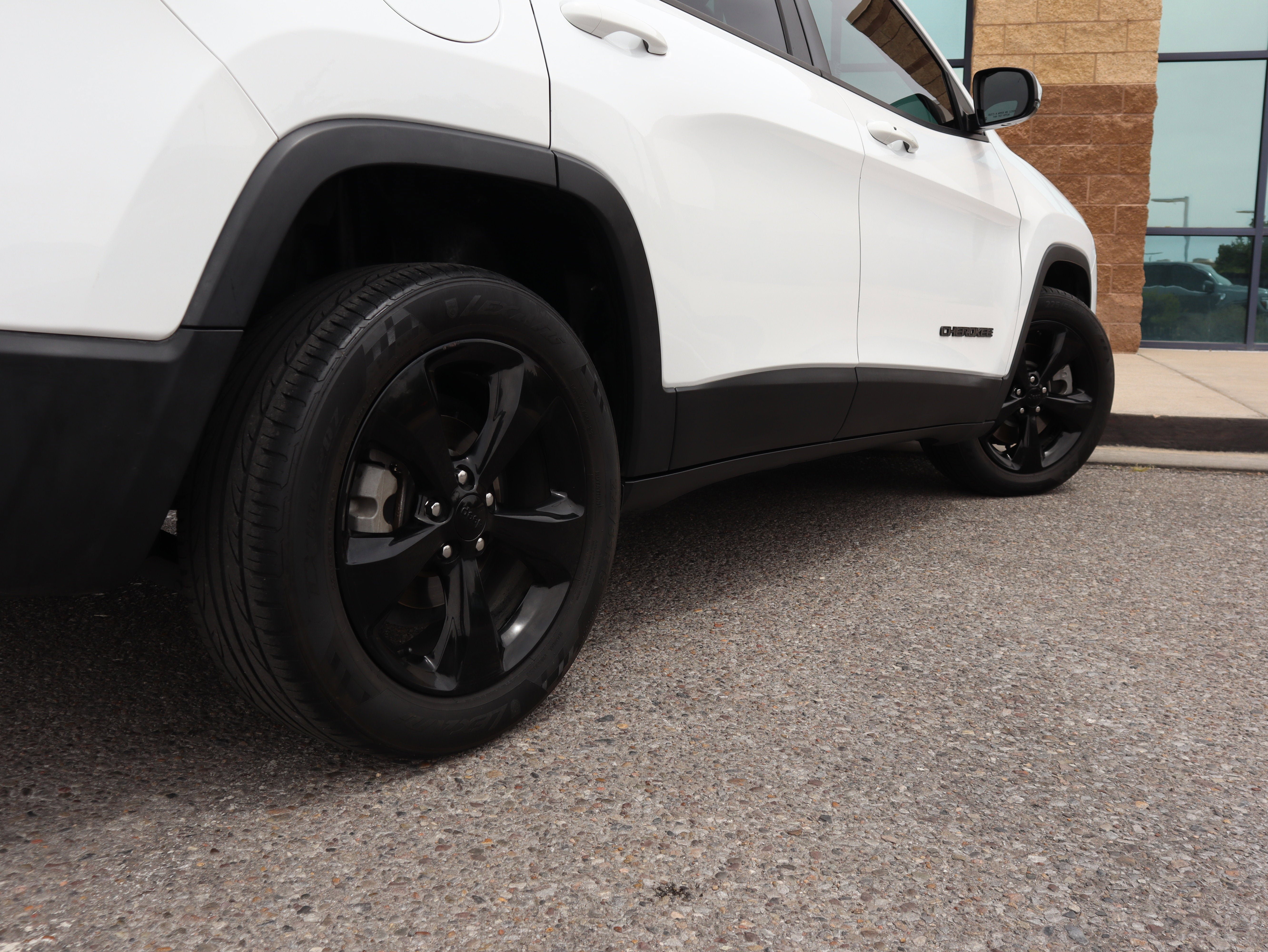 Used 2019 Jeep Cherokee Latitude Plus FWD image 11