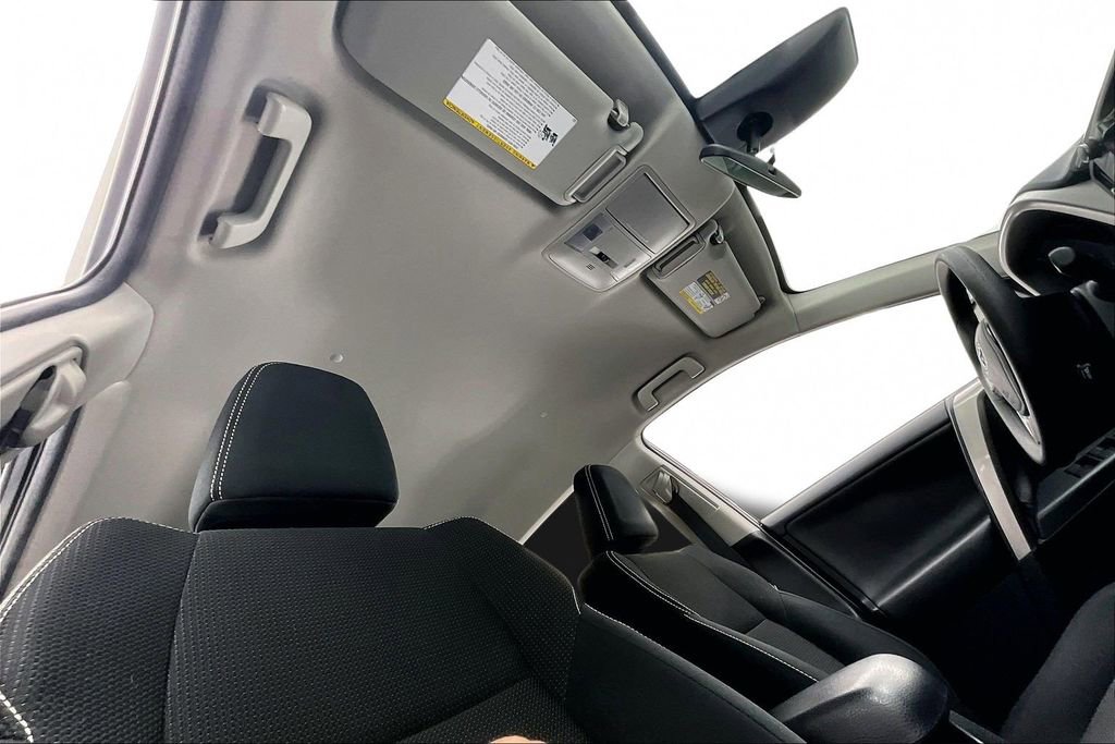 Used 2018 Toyota RAV4 LE image 22