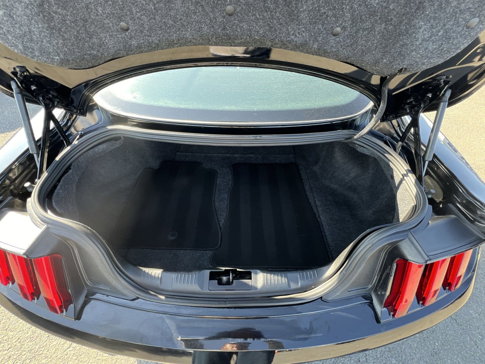 Certified 2020 Ford Mustang Premium RWD image 31