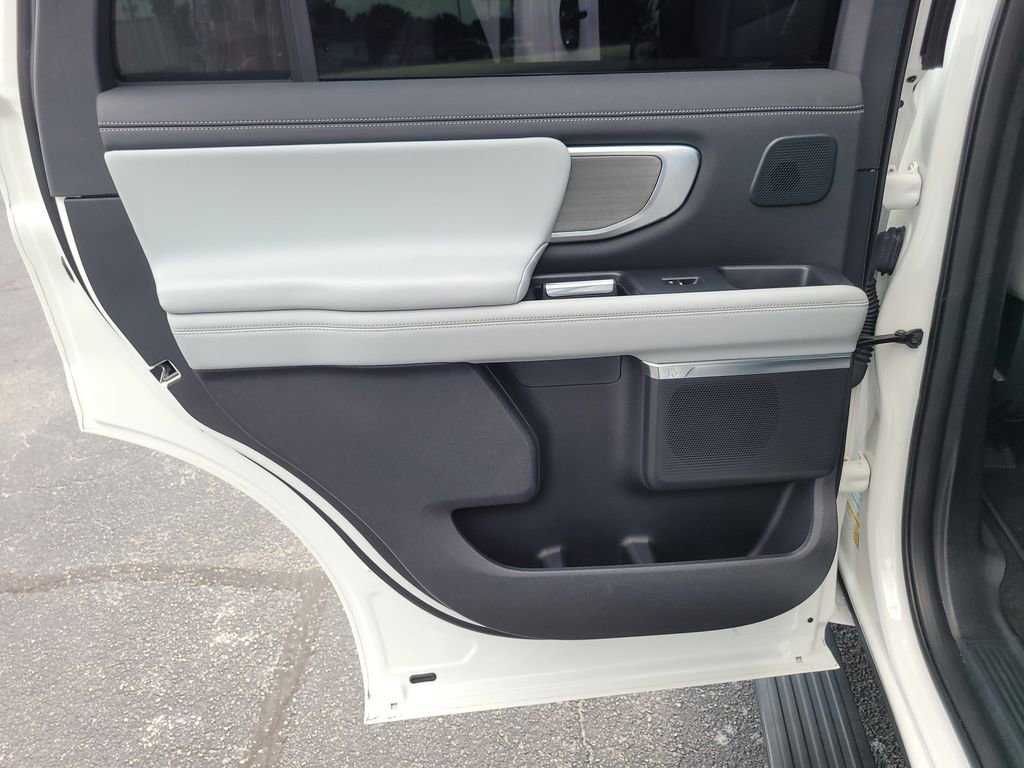 Certified 2025 Ford Expedition Platinum w/ Driver's Package AWD/4WD image 11
