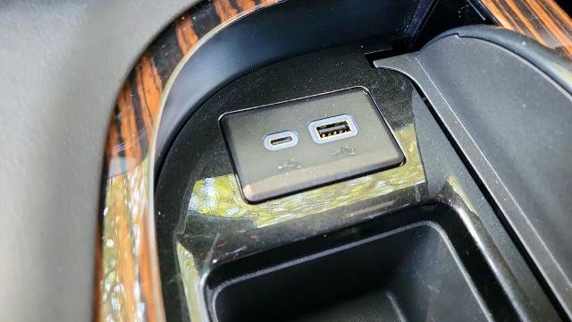 Used 2024 Cadillac Escalade Premium Luxury image 18