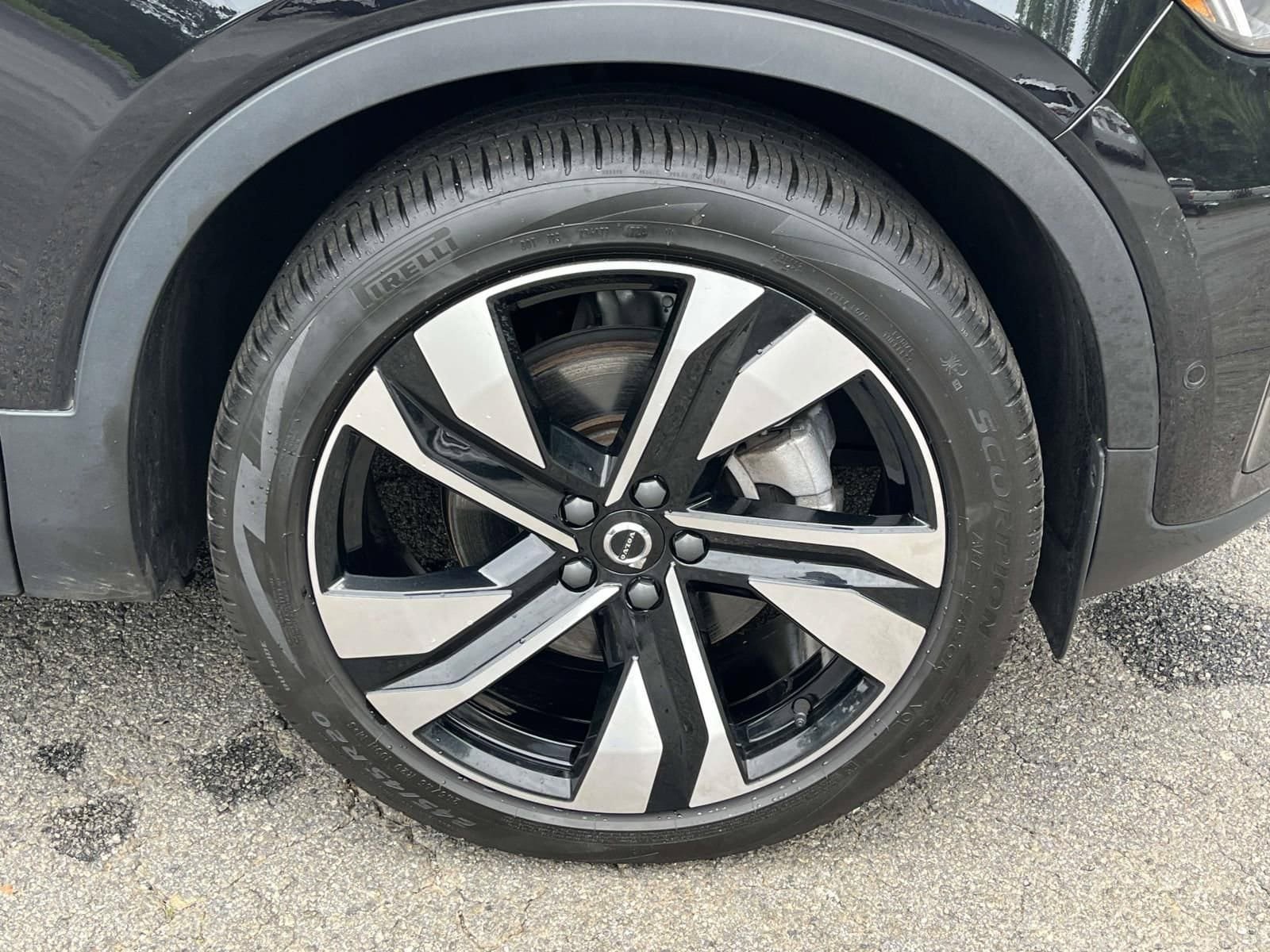 Used 2025 Volvo XC40 B5 Plus AWD/4WD image 9