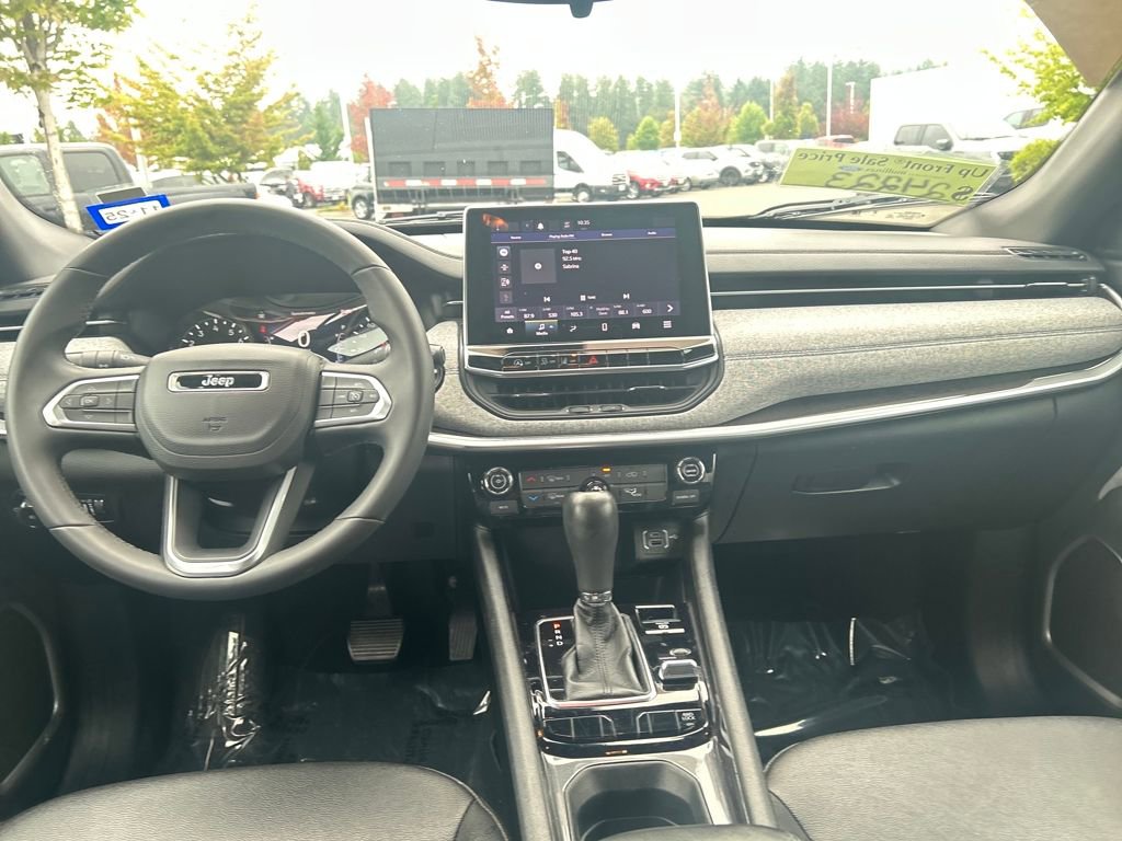 Used 2024 Jeep Compass Latitude image 6