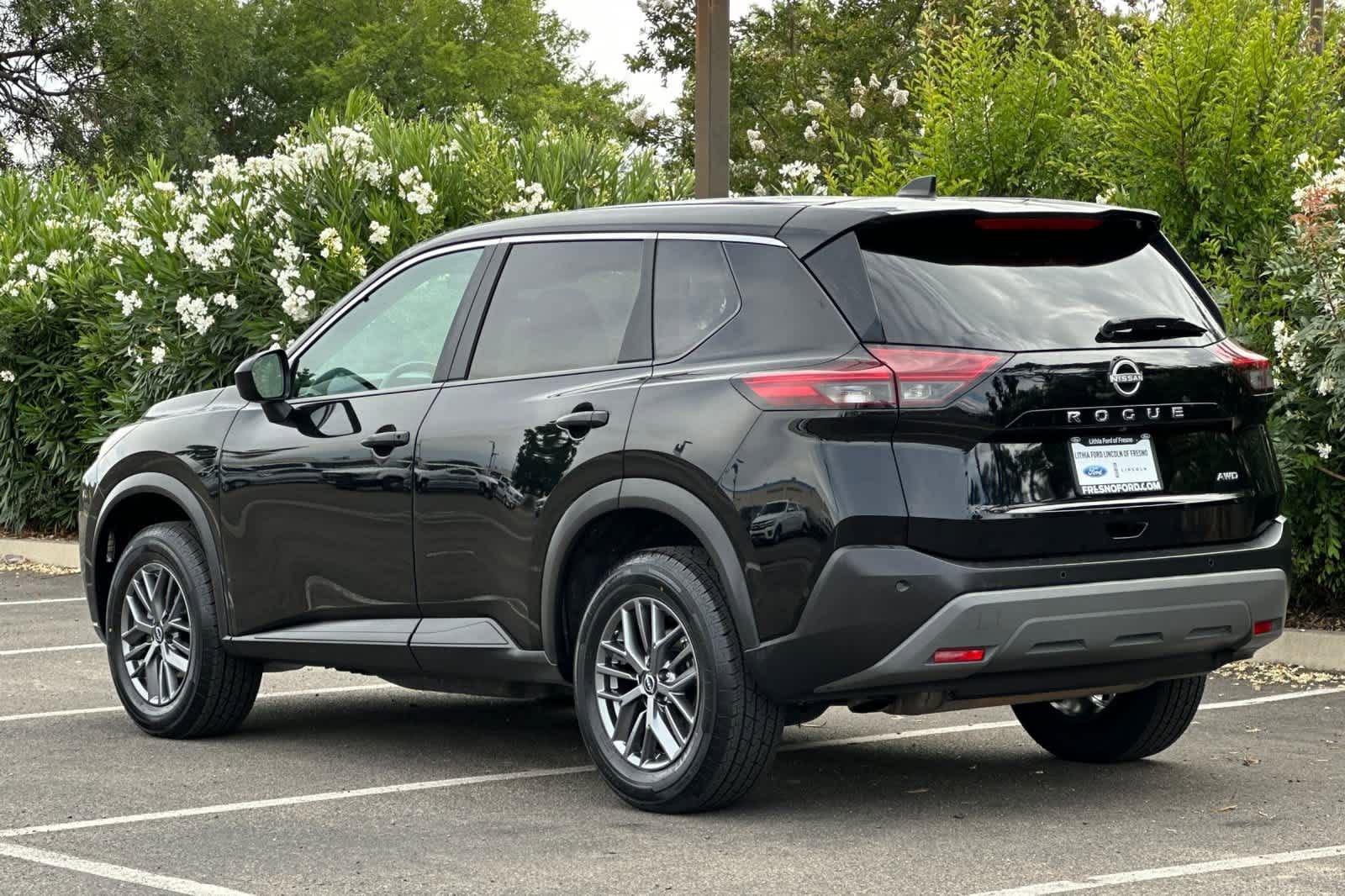 Used 2023 Nissan Rogue S AWD/4WD image 6