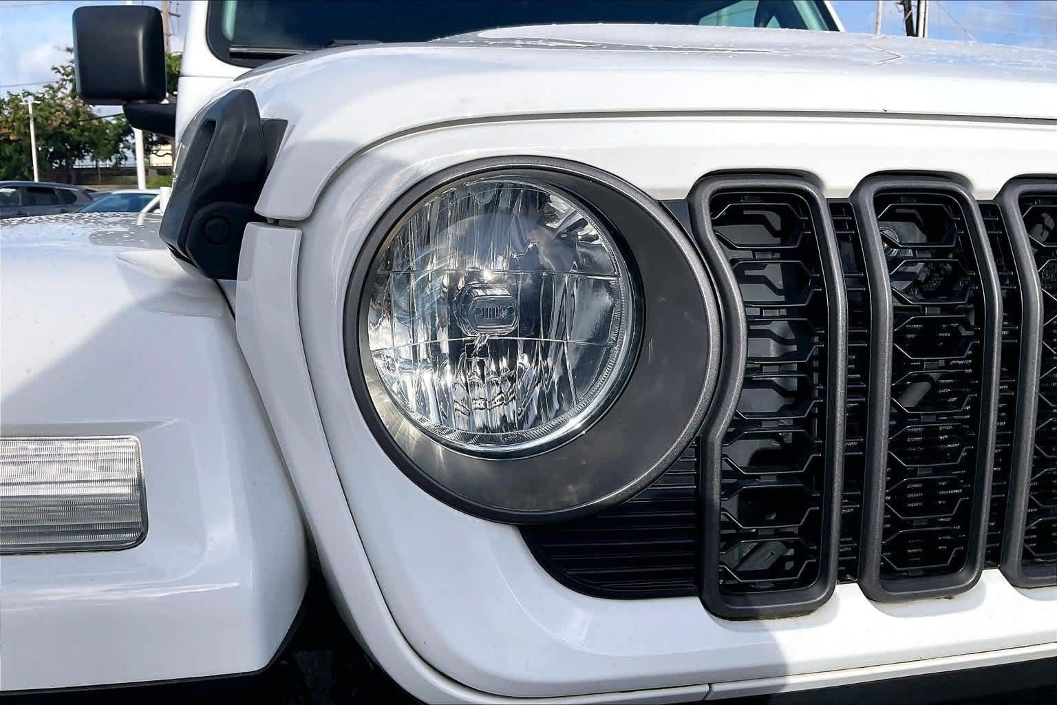 Used 2024 Jeep Wrangler Unlimited w/ Dual Top Group AWD/4WD image 31