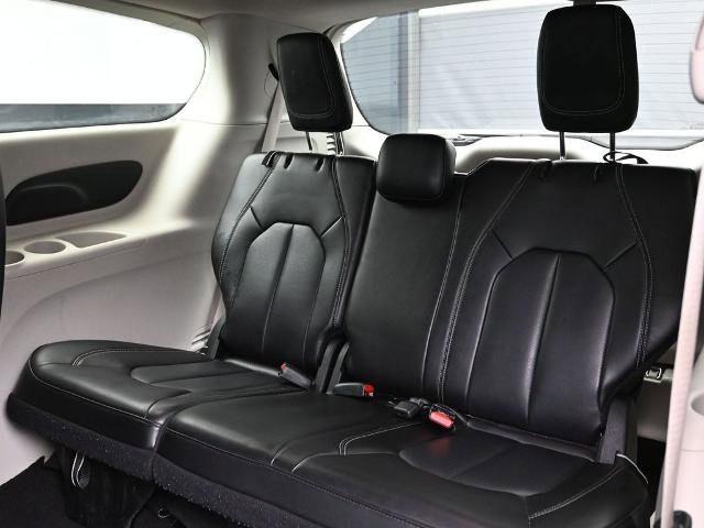 Used 2023 Chrysler Pacifica Touring-L image 20