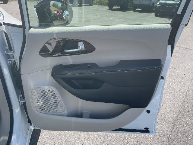 Used 2023 Chrysler Pacifica Limited AWD/4WD image 9